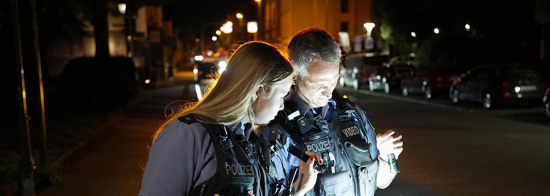 Franziska Wirtgen und Sandro Müller aus dem Tuning-Kontrollteam in Koblenz.