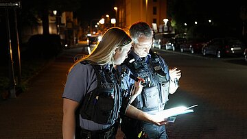 Franziska Wirtgen und Sandro Müller aus dem Tuning-Kontrollteam in Koblenz.