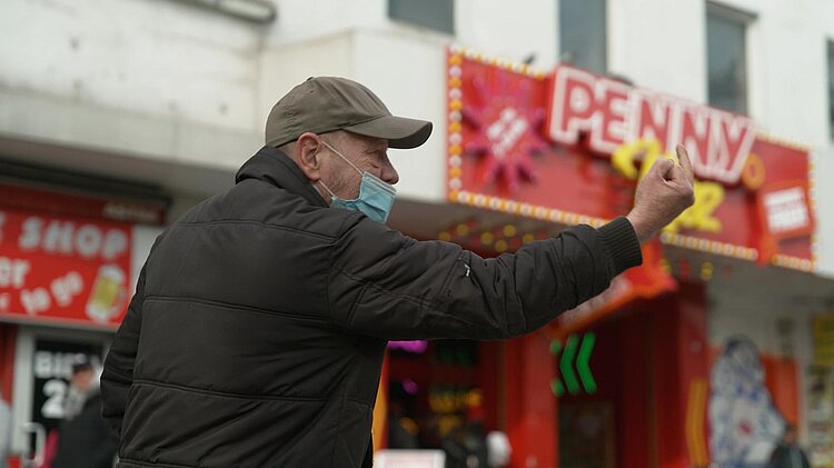 Kunde vor dem Penny-Markt, St. Pauli