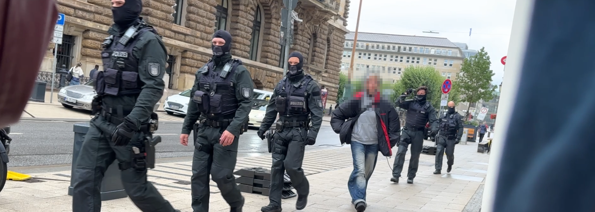 Hamburger Polizei bei Razzia unter anderem gegen Ex-BND-Chef