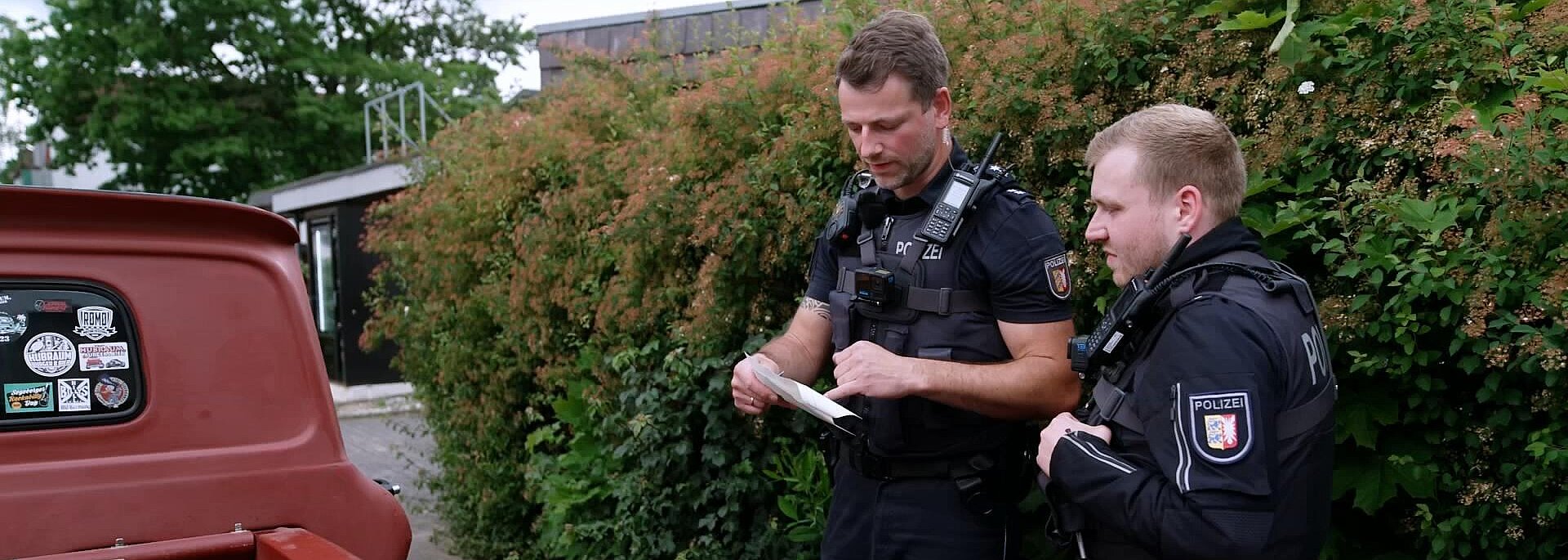 Ricky Rausch von der Autobahnpolizei kontrolliert einen alten Chevy Pick-Up.