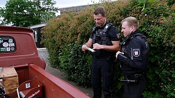 Ricky Rausch von der Autobahnpolizei kontrolliert einen alten Chevy Pick-Up.