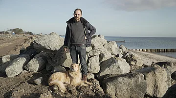 Wasserbauingenieur Philipp Zülsdorff an einer Deichbaustelle        