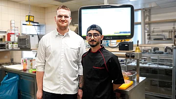 Chefkoch Marcel Hahlen (38) und sein tunesischer Azubi Wissam Naji (19)