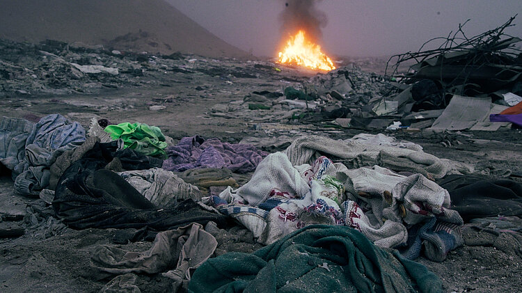 Brennende Textilien in der Atacama-Wüste