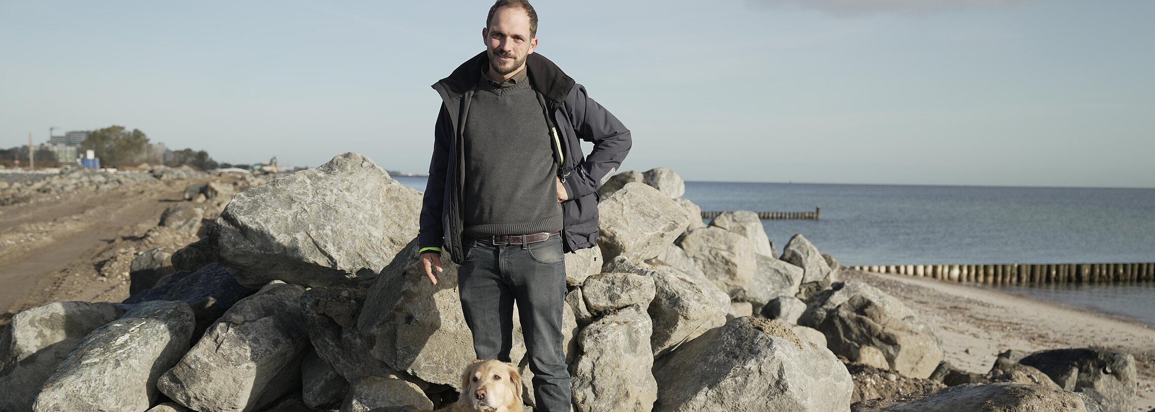 Wasserbauingenieur Philipp Zülsdorff an einer Deichbaustelle        