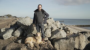 Wasserbauingenieur Philipp Zülsdorff an einer Deichbaustelle