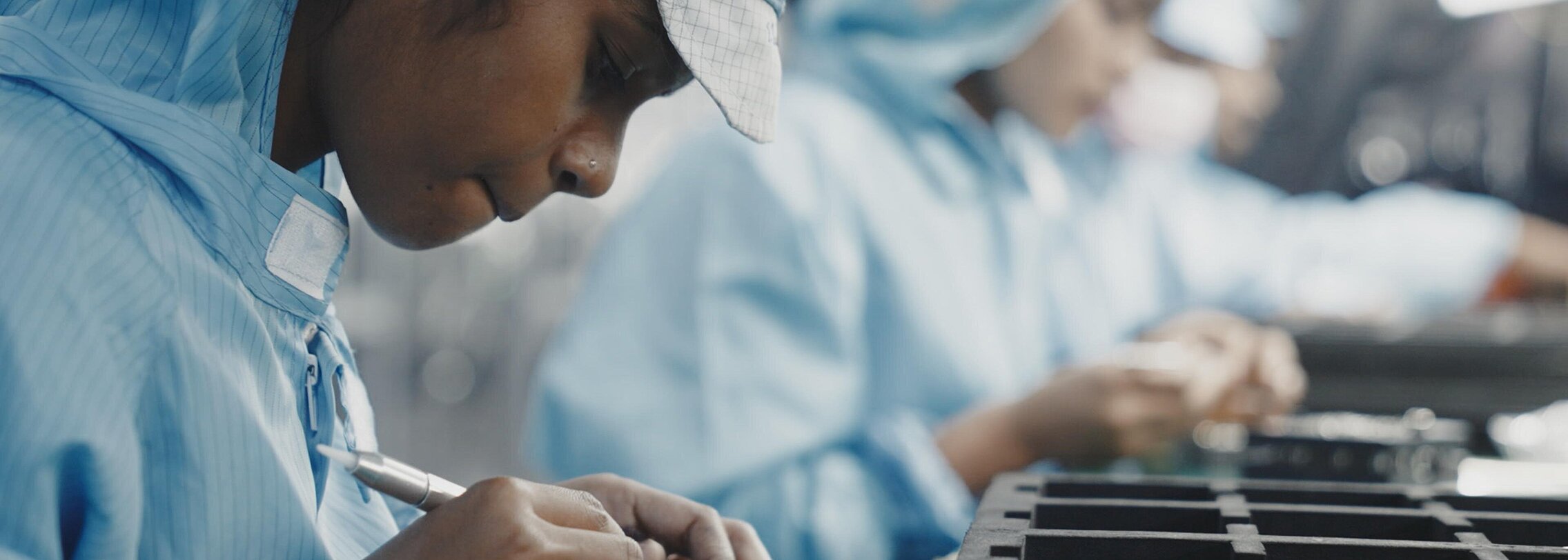 Indische Arbeiterin in Handy-Fabrik