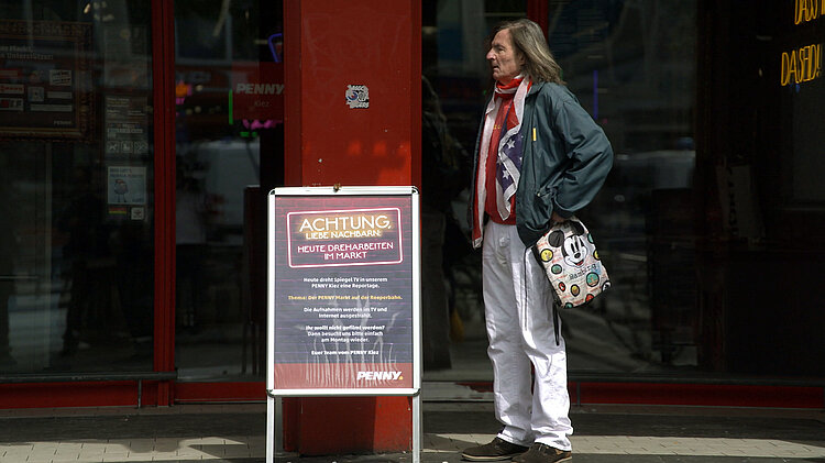 Musikproduzent Walter Wiegand vor dem Kiez-Discounter
