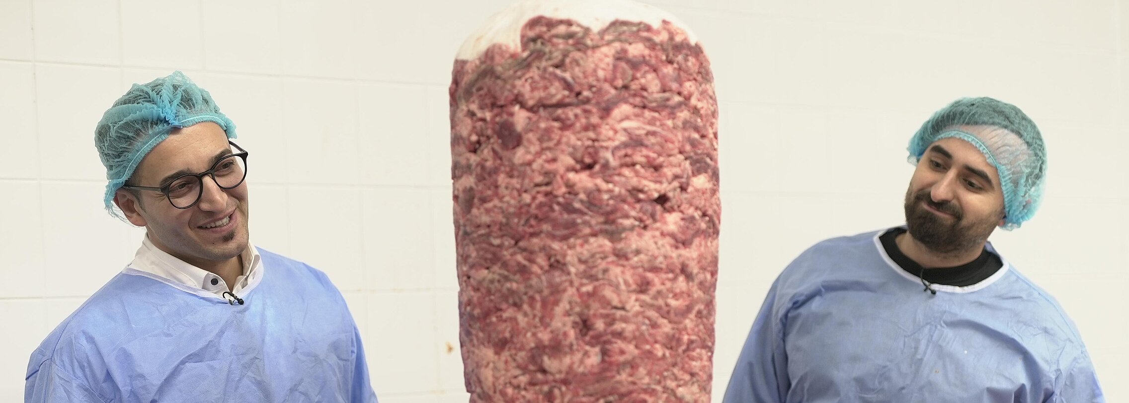 Cihan Kilic (l.) und Dogan Özgül und entwickeln ständig neue Döner-Spieße in der Fabrik