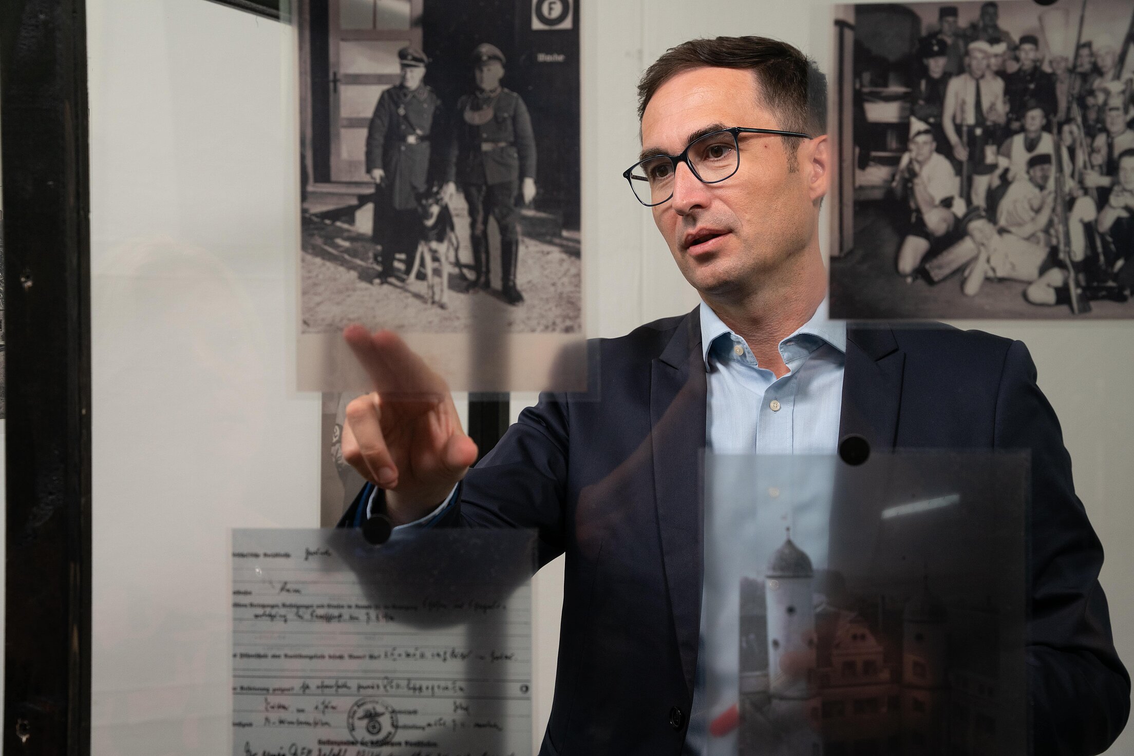 Dr. Stefan Hördler vor Glaswand