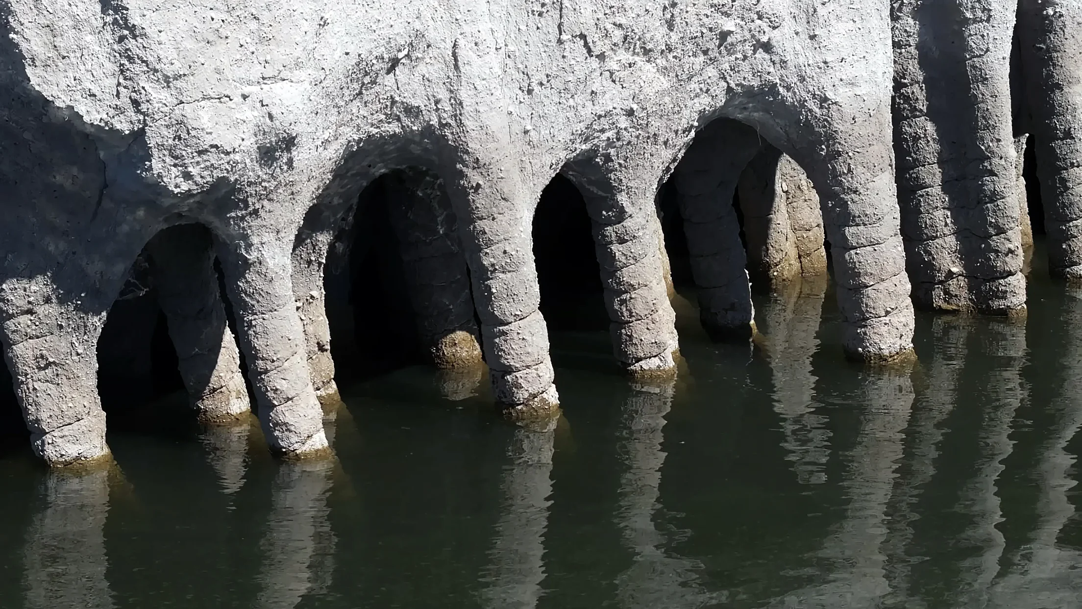 Lange Zeit war es ein Rätsel, wie die Säulen im Lake Crowley entstanden.