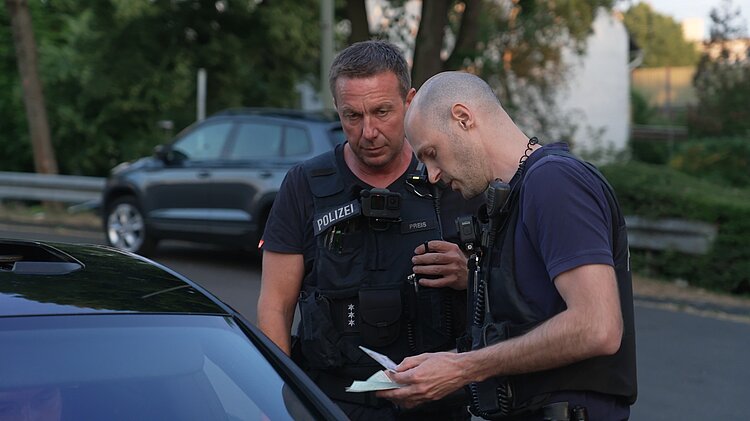 Daniel Wenzke und Klaus Preis von der AG TRuP bei einer Kontrolle  