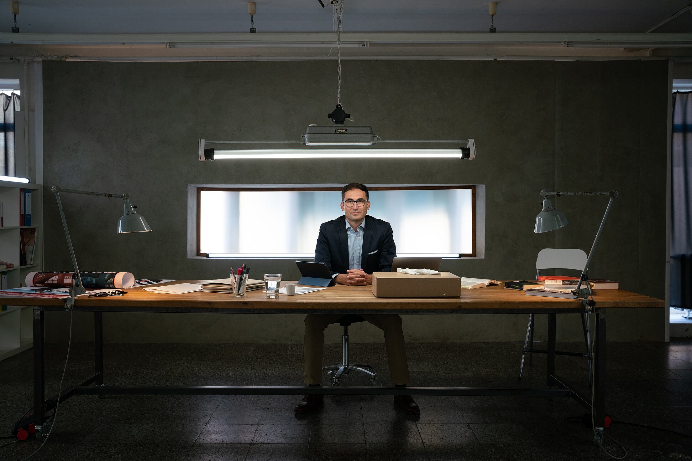 Totale Dr. Stefan Hördler an Schreibtisch