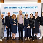 Sanja Hardinghaus (4. v. l.) mit Ulrich Wickert (Mitte) und weiteren Finalist:innen des Ulrich Wickert Preises für Kinderrechte 2024