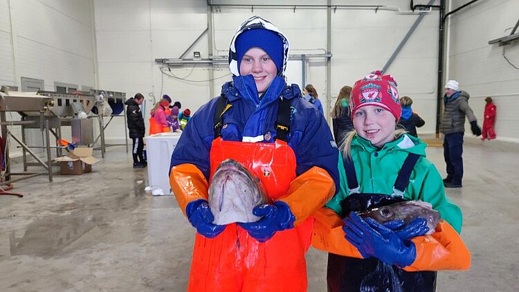 Leon Lockert Andreasson und seine Schwester Mie beim Zungenschneiden-Kurs/Unterricht, Vesterålen Skreifest.