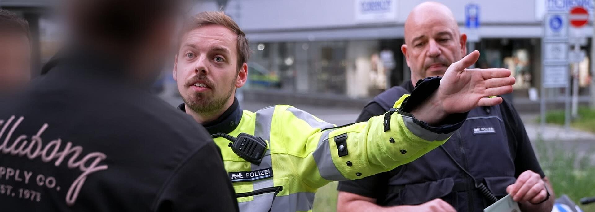 Auseinandersetzung zwischen Polizei in Uniform und einem Fahrer bei einer routinemäßigen Verkehrskontrolle