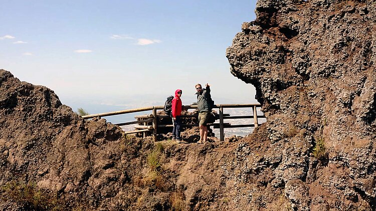 Die Vulkanforscher Francesca Forni und Jörn-Frederick Wotzlaw forschen am Kraterrand des Vesuvs