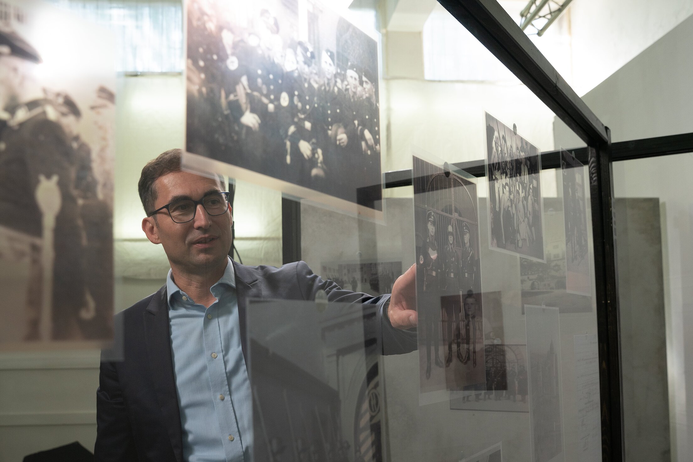 Dr. Stefan Hördler vor Glaswand