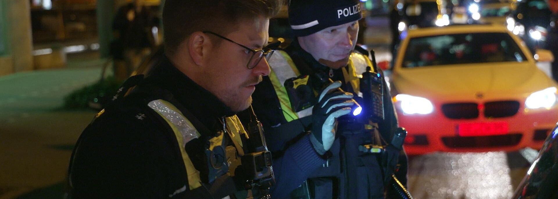 Polizeioberkommissar Jannyk Stüwe und Polizeihauptkommissar Pascal Weise bei einer stationären Kontrolle am Königswall in Dortmund