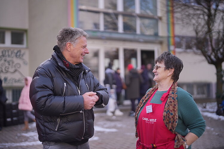 Einsatz für die Tafel: Jörg Pilawa und Barbara Mieth vor der Ausgabestelle der Tafel in Berlin-Hellersdorf