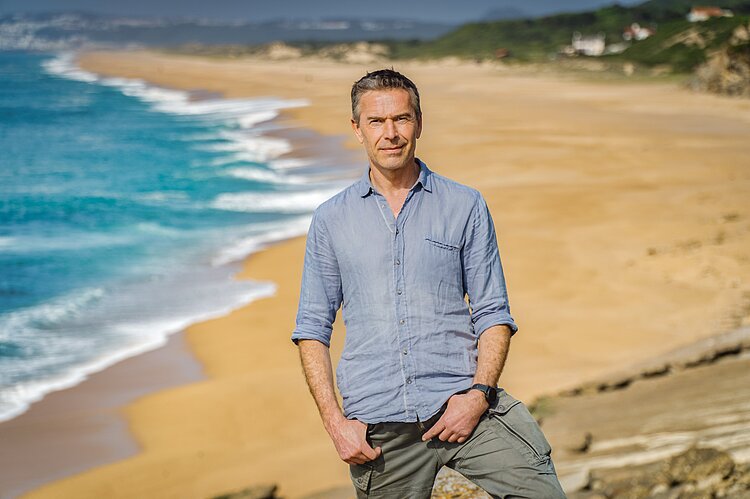 Dirk Steffens am Strand von Nazaré