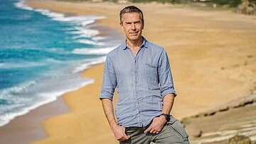 Dirk Steffens am Strand von Nazaré