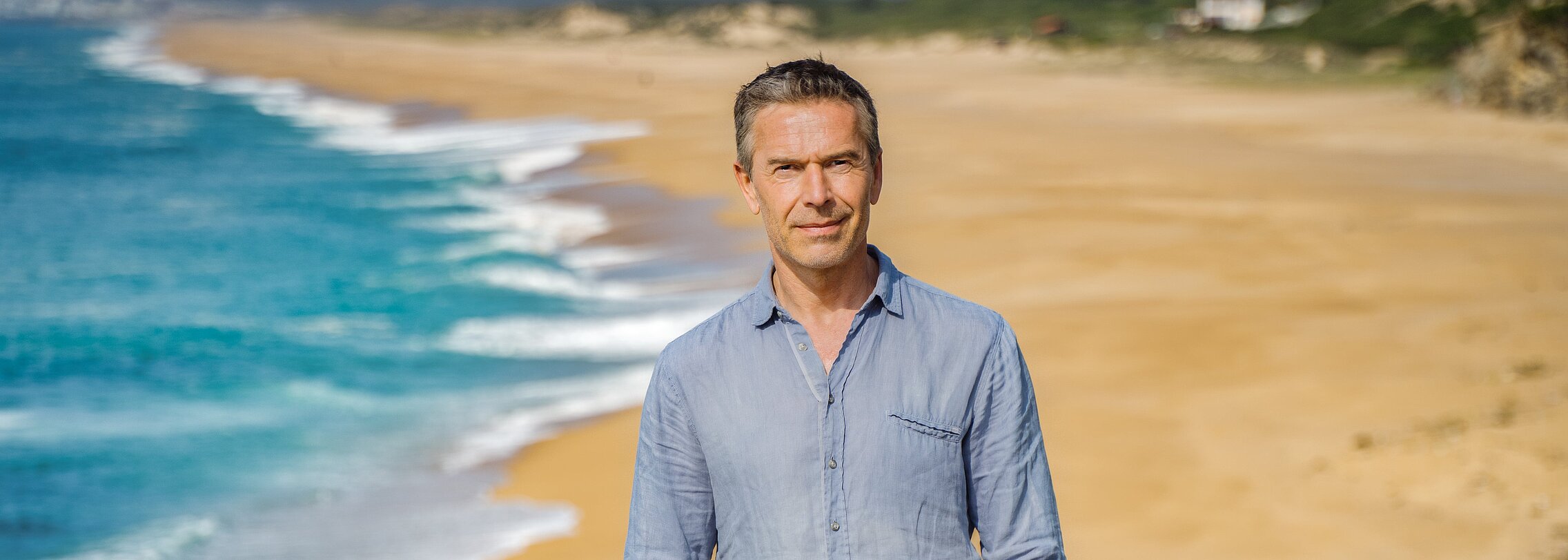 Dirk Steffens am Strand von Nazaré