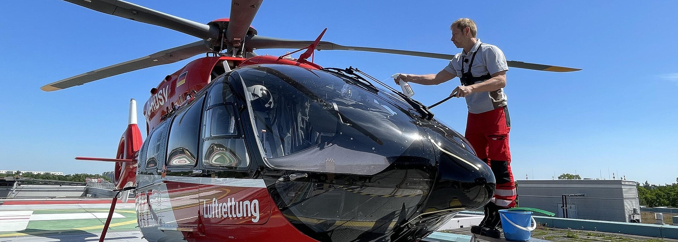 Stationsleiter Danny Jonik macht den Helikopter startklar