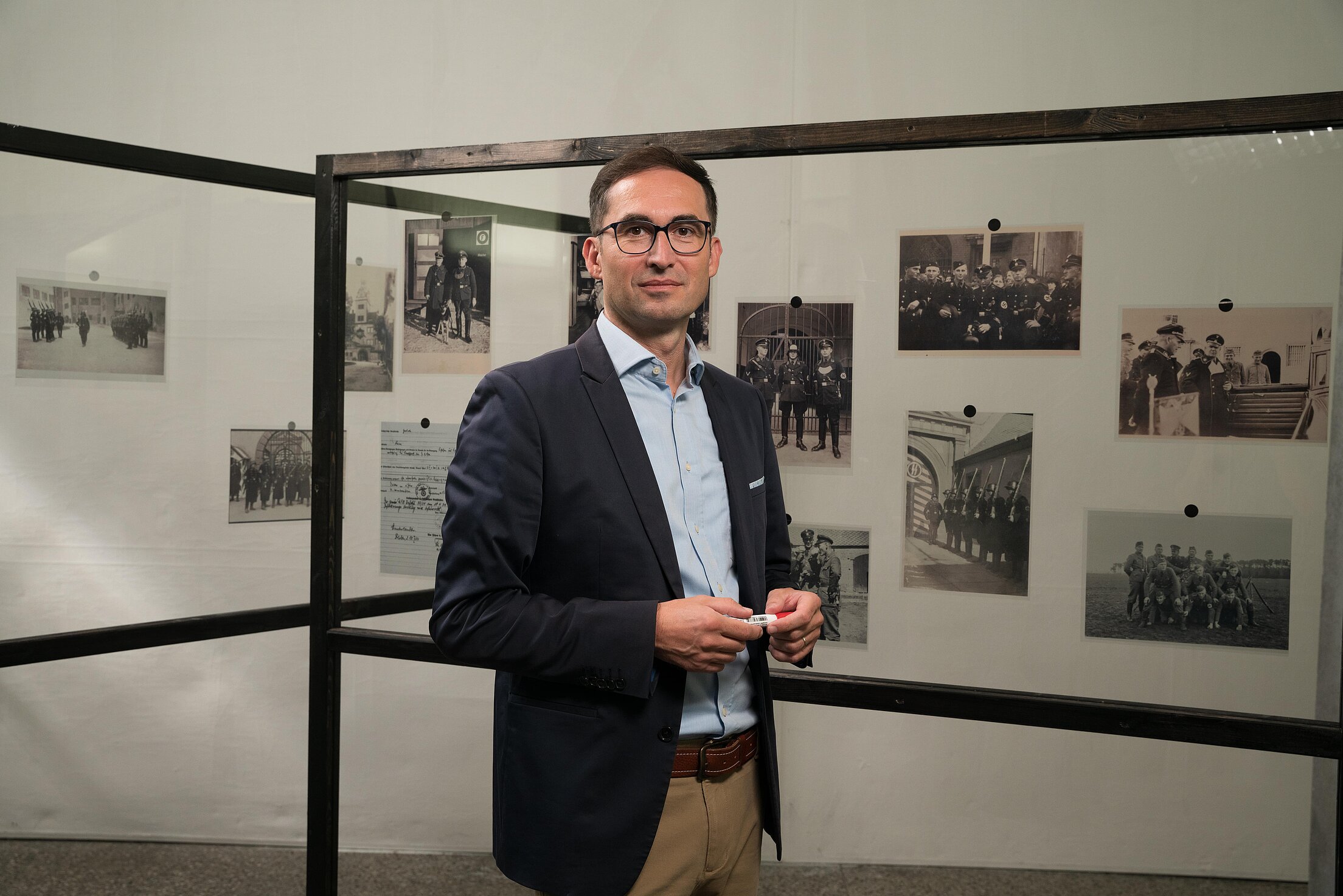 Dr. Stefan Hördler vor Glaswand