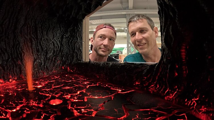 Miniatur Wunderland-Mitarbeiter beim Bau einer Vulkanhöhle