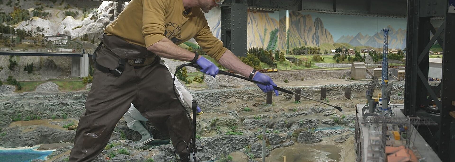 Miniatur Wunderland- Mitarbeiter bei Reinigung Skandinaviens