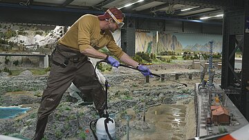 Miniatur Wunderland- Mitarbeiter bei Reinigung Skandinaviens