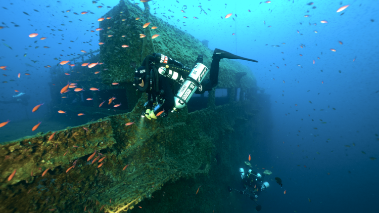 Tiefseetaucher am Hauptdeck des ehemaligen Öltankers „Haven“