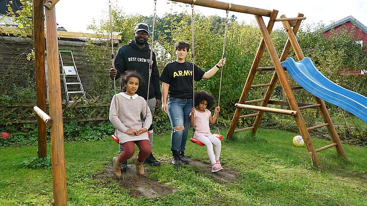 Familie Stimphile mit Vater Jay, Mutter Suraja und den Töchtern Lia und Liz