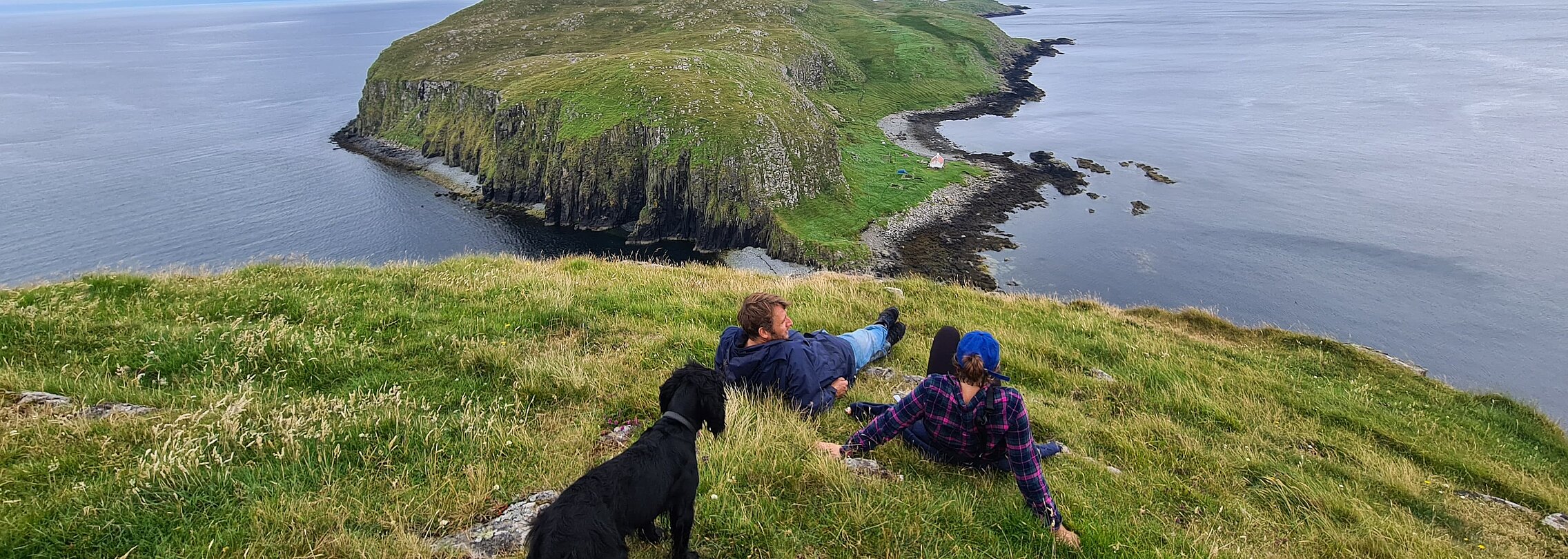 Tom und Becca Nicolson genießen die Aussicht von ihren Shiant Islands westlich von Schottland