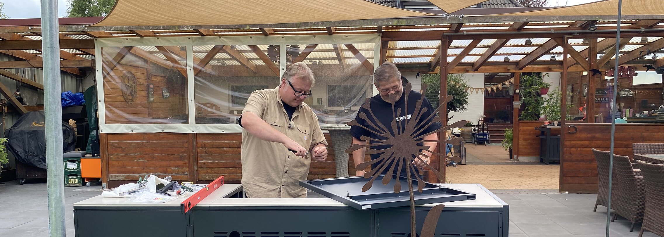 Eine neue Outdoorküche für Grillvergnügen im Garten