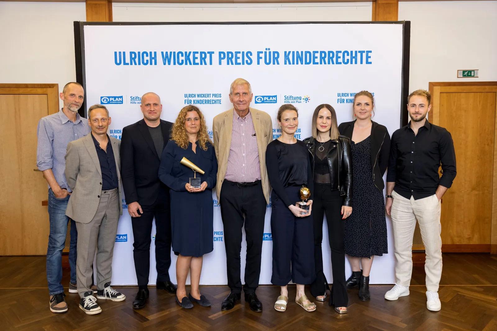 Sanja Hardinghaus (4. v. l.) mit Ulrich Wickert (Mitte) und weiteren Finalist:innen des Ulrich Wickert Preises für Kinderrechte 2024